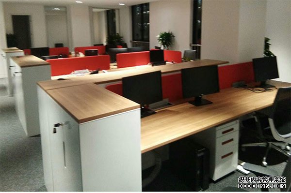 公興搬家的工人認(rèn)真負(fù)責(zé)